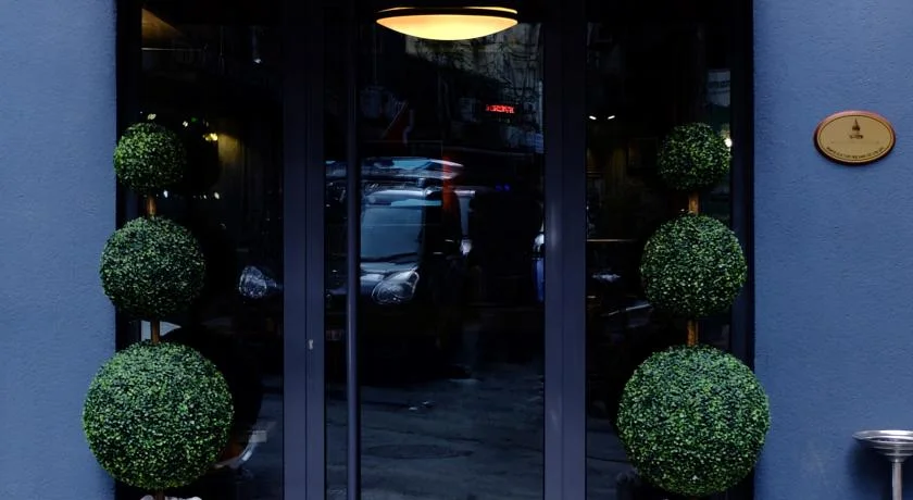 Vavien Hotel gece giriş kapısı